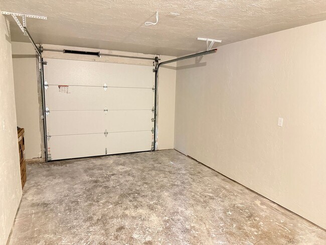 Building Photo - New 2 bed 1 1/2 bath duplex in Springfield!