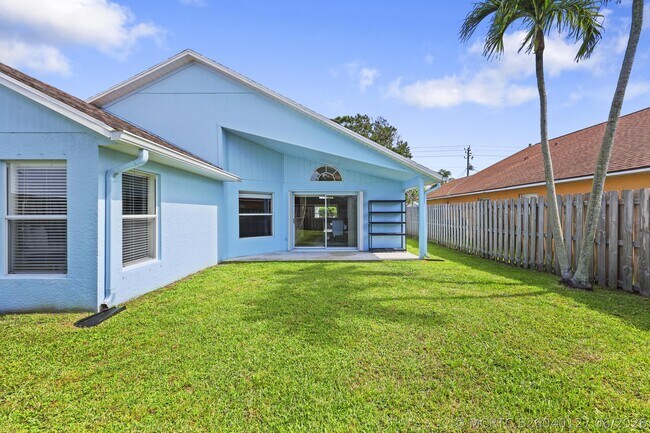 Building Photo - 6238 Pompano St