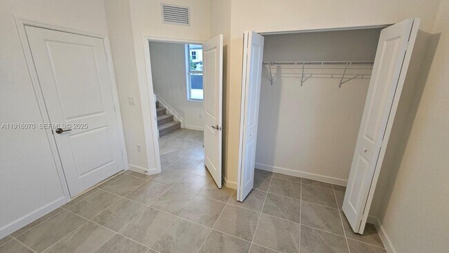 Building Photo - 2618 SE 27th Ct