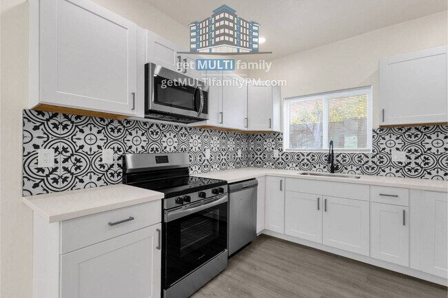 Building Photo - 1006 E Pasadena Ave