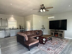 Building Photo - 3 Bedroom 2 Bath Home Newly Renovated