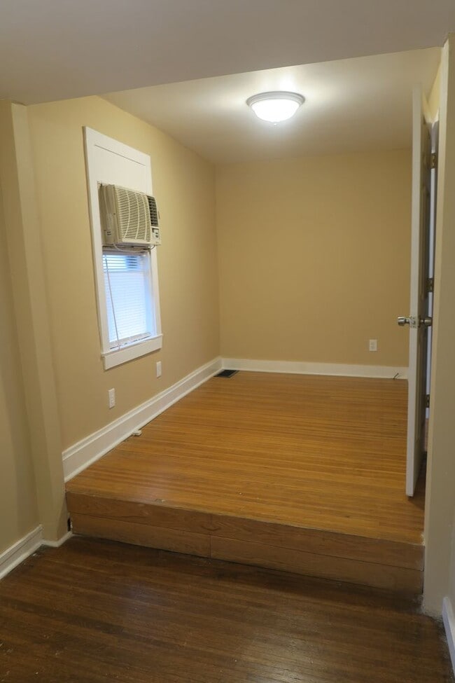 Building Photo - 2 Bedroom House!