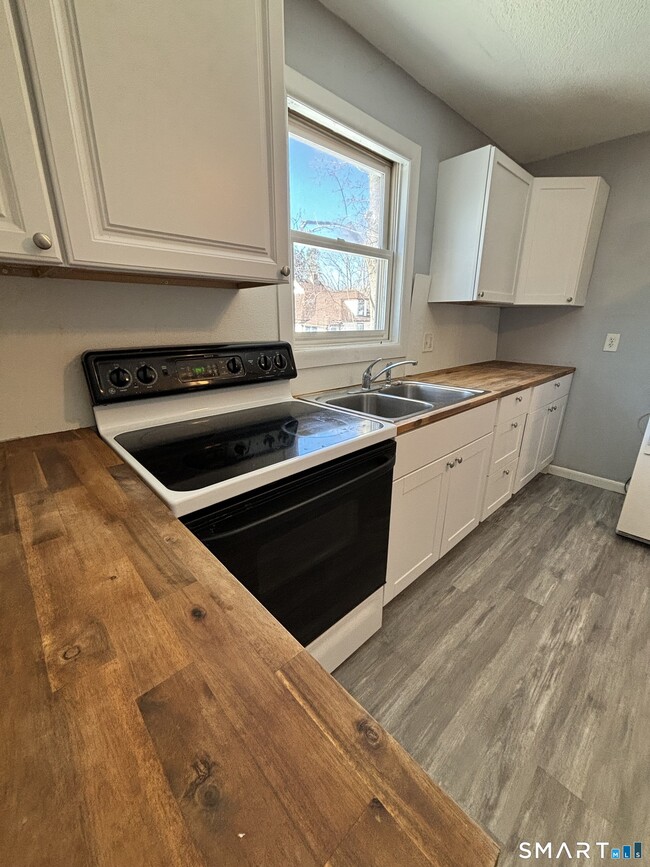 Building Photo - 11 Roberts St