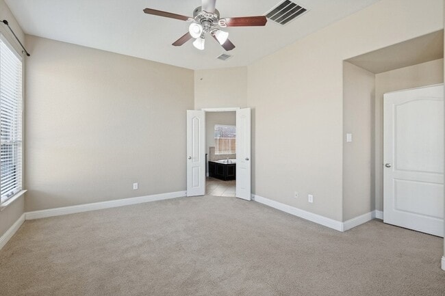 Building Photo - 594 Louder Way