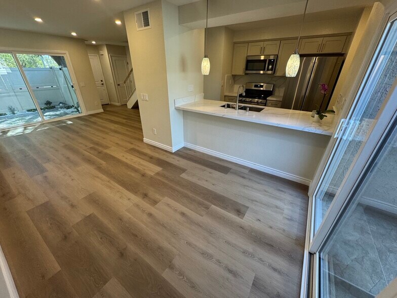 Building Photo - 28835 Conejo View Dr