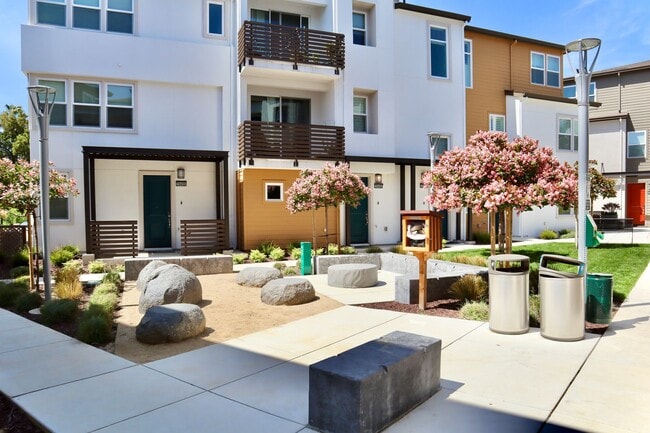 Building Photo - Gorgeous 3-story Townhome Available for Rent! Cherry-Guardino Neighborhood