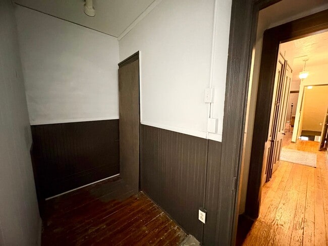 Building Photo - 342 N Newberry St