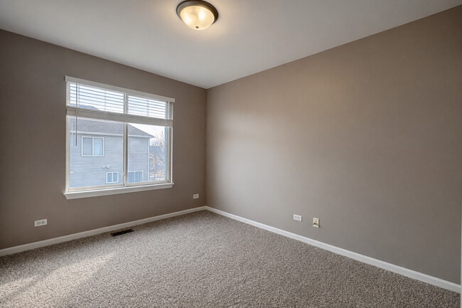 Building Photo - 14527 Patriot Square Dr E