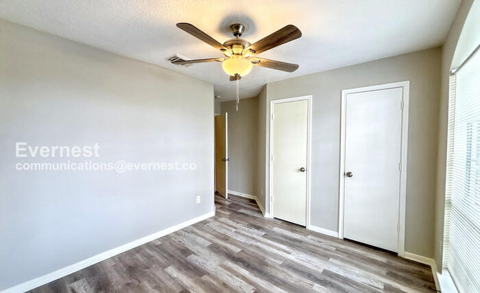 Building Photo - 9926 Goldenglade Dr