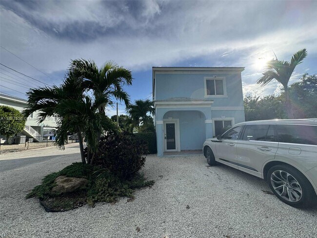 Building Photo - 1315 Royal Palm Dr