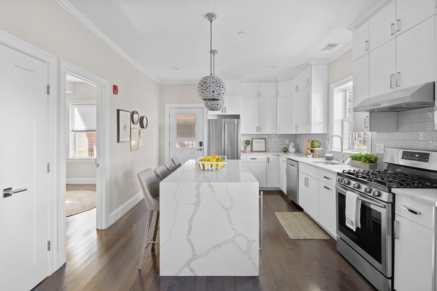 Primary Photo - 300 Saratoga St