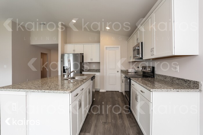 Building Photo - 12 Red Oak Dr.