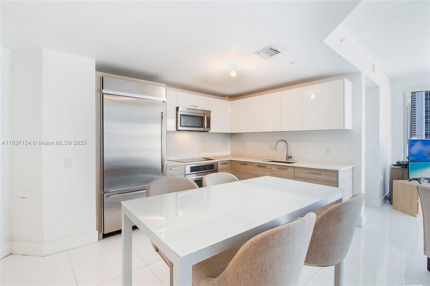 Building Photo - 1300 Brickell Bay Dr