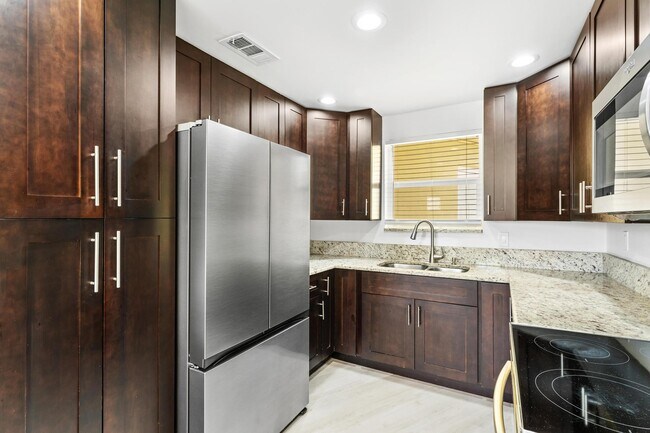 Building Photo - 7531 Edgewater Cir