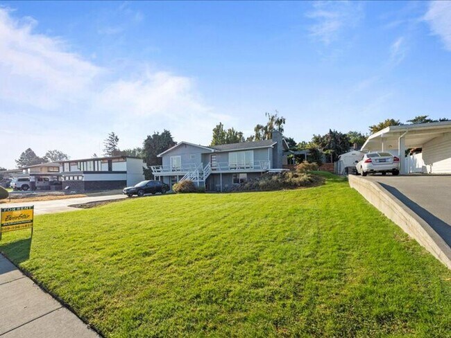 Building Photo - 3603 W Canal Dr