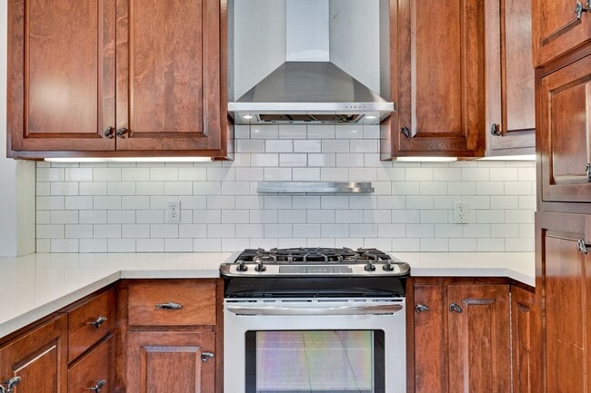Building Photo - 1940's Quaint 2 Bedroom Single Story Home off of Hedding Street with Modern Amenities & Great Bac...