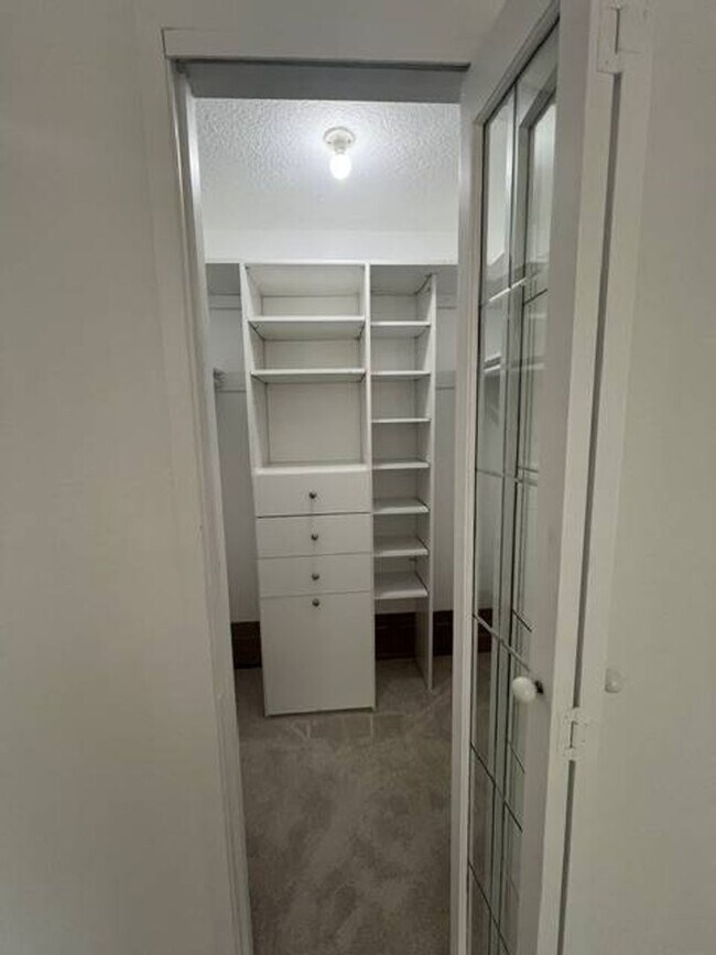 Building Photo - Virginia Hills-3 BR, 2.5 Bath Townhome wit...