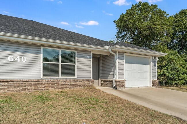 Building Photo - 640 Hidden Springs Dr