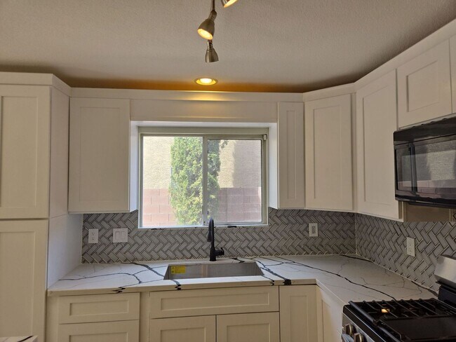 Building Photo - A Fabulous 4 Bedroom Home in Peccole Ranch