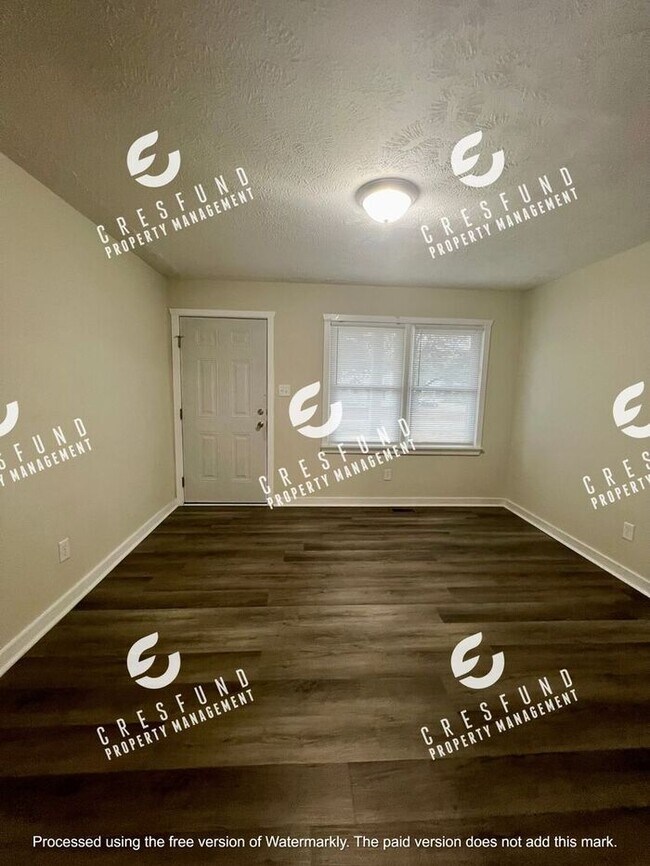 Building Photo - Spacious 1 BR 1 Bath bottom unit