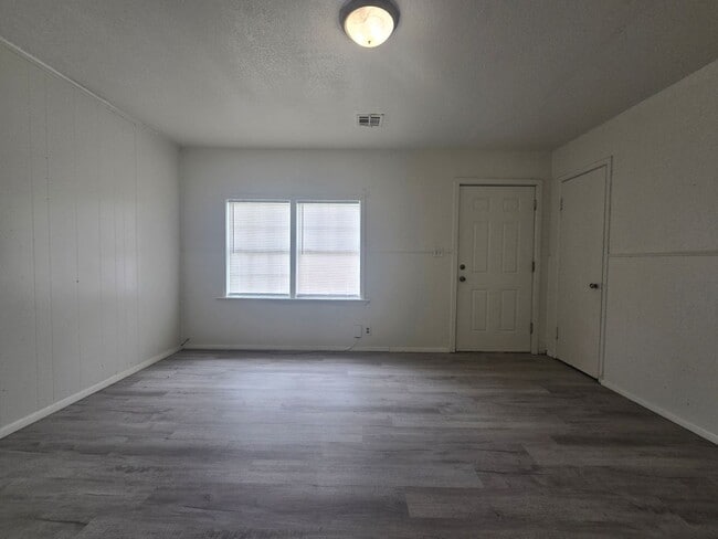 Building Photo - 3 Bed 1 Bath Home in Shawnee!