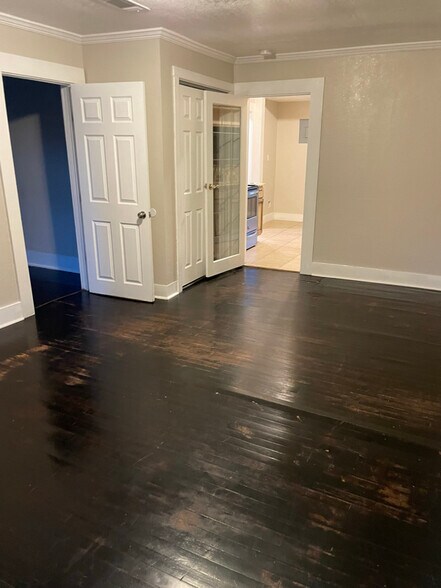 Building Photo - 3336 I-35