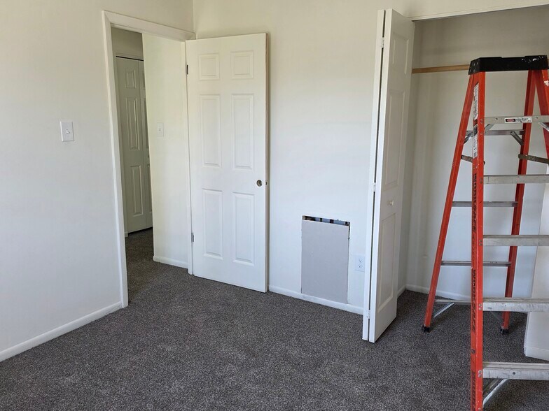 Front single bedroom - 1718 Judy Way