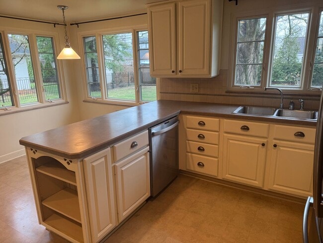 Building Photo - 3 Bedroom 2 Bath Ranch Home - Upper Arlington Schools