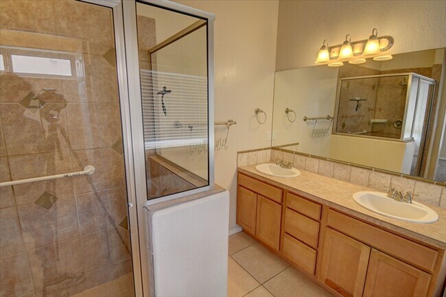 Building Photo - Beautiful NW Single Story Home --_Ready NOW!