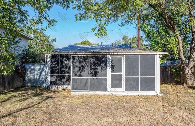 Building Photo - Cozy 2/BR 2/BA One-Level Home with Sunroom & Stainless Steel Kitchen