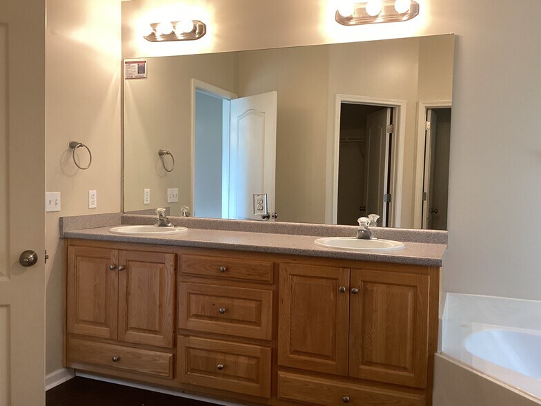 Building Photo - 154 Jamestown Dr