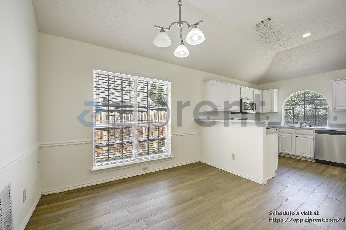 Building Photo - 1206 Hyde Park Dr