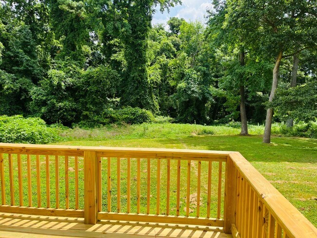Building Photo - Wow! Check out this charming 4-bedroom, 1-...