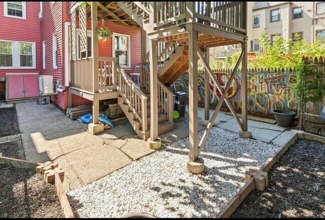 Building Photo - 171 Brooks St