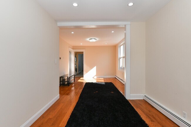 Building Photo - 1402 8TH St