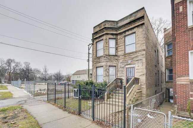 Building Photo - 7440 S Ingleside Ave