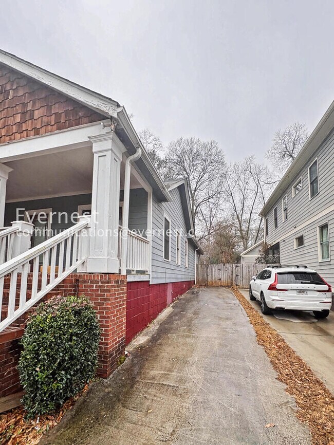 Building Photo - 3 Bed/2 Bath House/ Available Now!