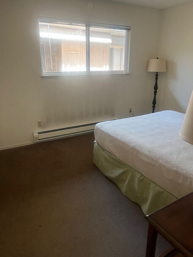 Building Photo - Chateau Du Lac condo available with Lakefront views and communty pool! A must see! Avail. for lon...