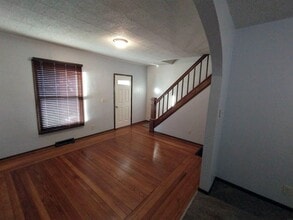 Building Photo - 2 bedroom 1 bath duplex