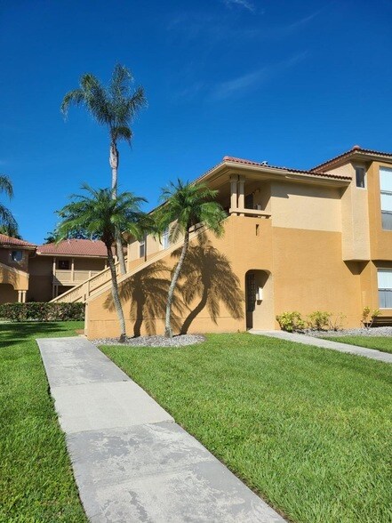 Building Photo - 4807 Via Palm Lakes