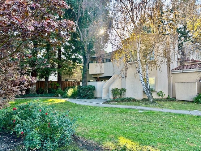 Building Photo - Great 2 Bedroom Townhome- Move in Ready! Washer/Dryer Garage