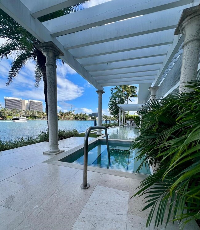 Building Photo - 9821 E Bay Harbor Dr