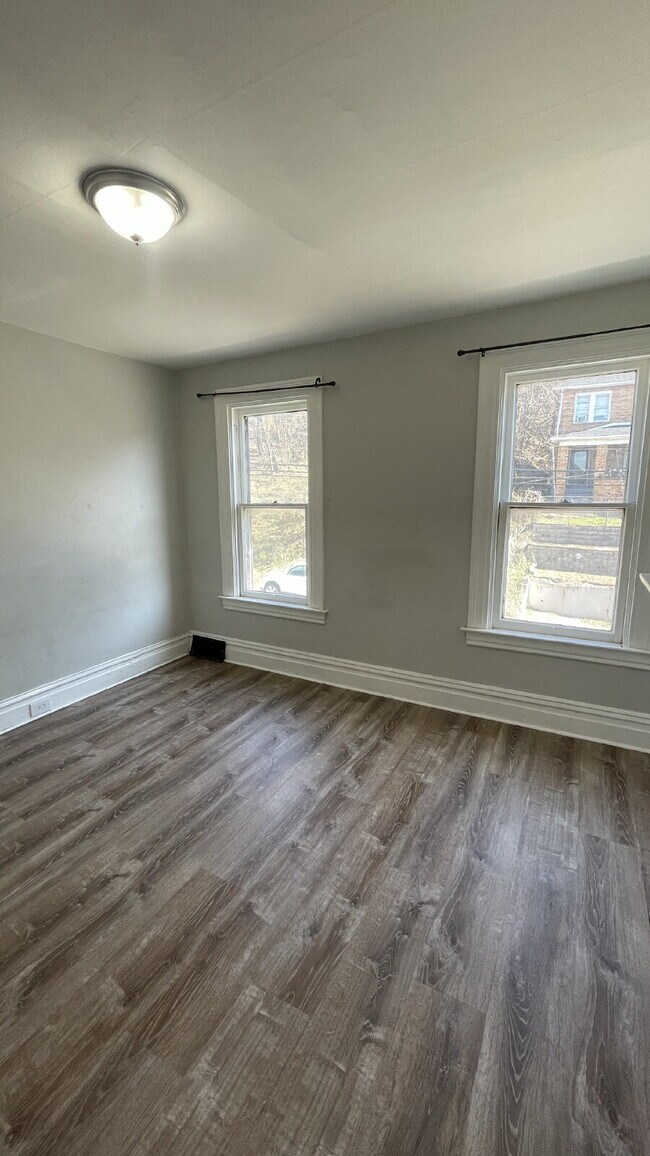 Building Photo - Spacious 4-Bedroom Home with 2 Full Bathrooms – Section 8 Approved and Ready for Move-In!