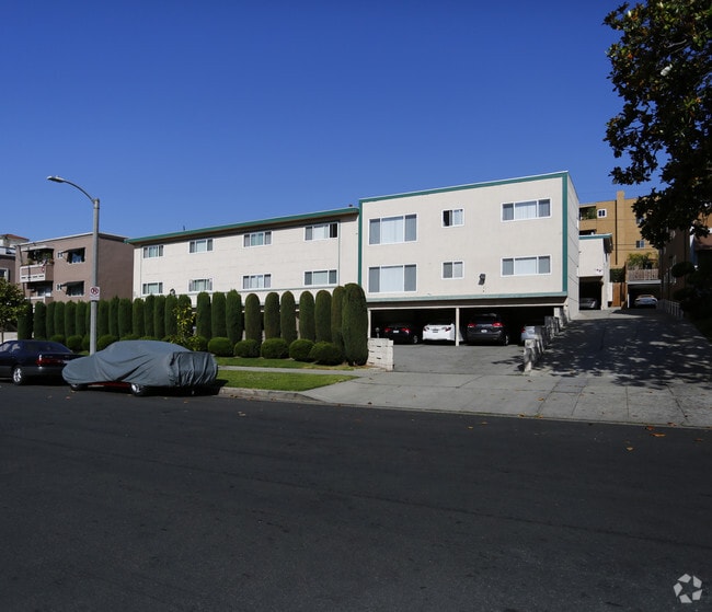 Building Photo - 823 S Plymouth Blvd