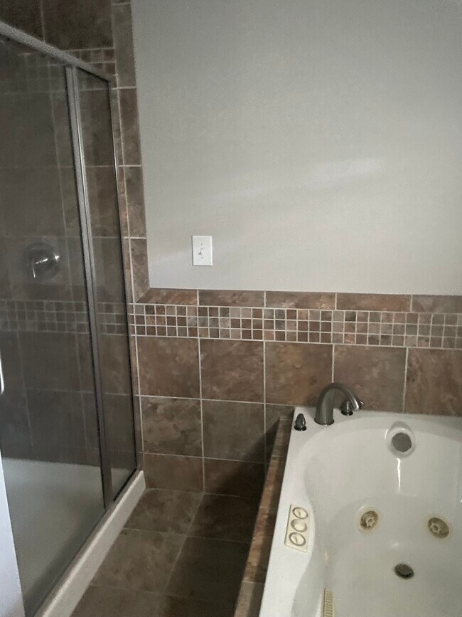 Tub and Shower - 302 Coronation Dr
