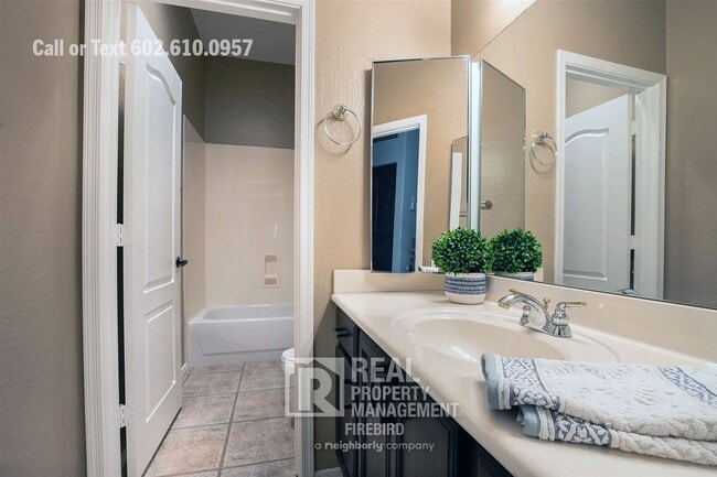 Building Photo - 4907 E Fernwood Ct