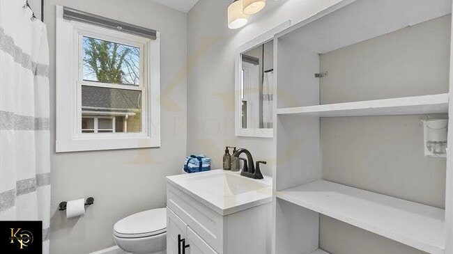 Building Photo - 605 Apple St