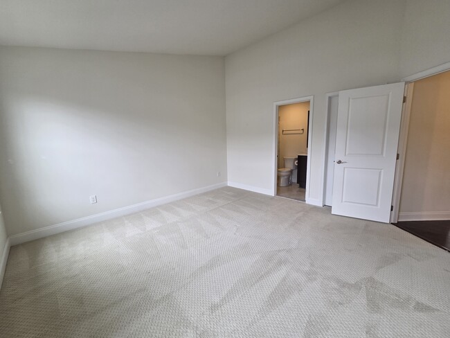 Building Photo - 12 Putnam Ln