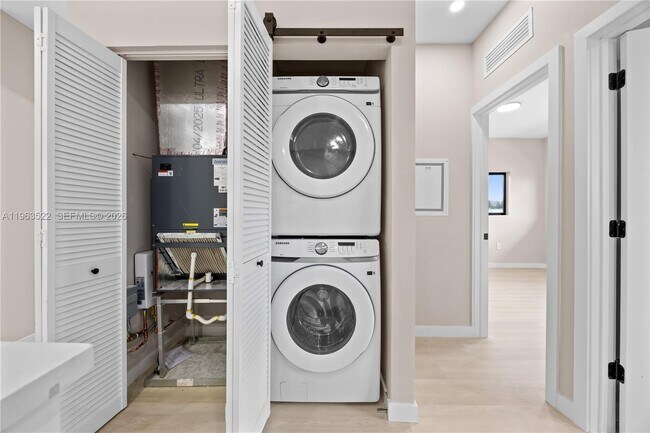 Building Photo - 630 NE 166th St