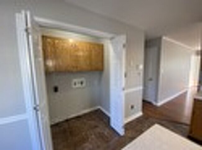 Building Photo - Updated 3BR Home Minutes from Fort Campbell – Fenced Yard & Deck